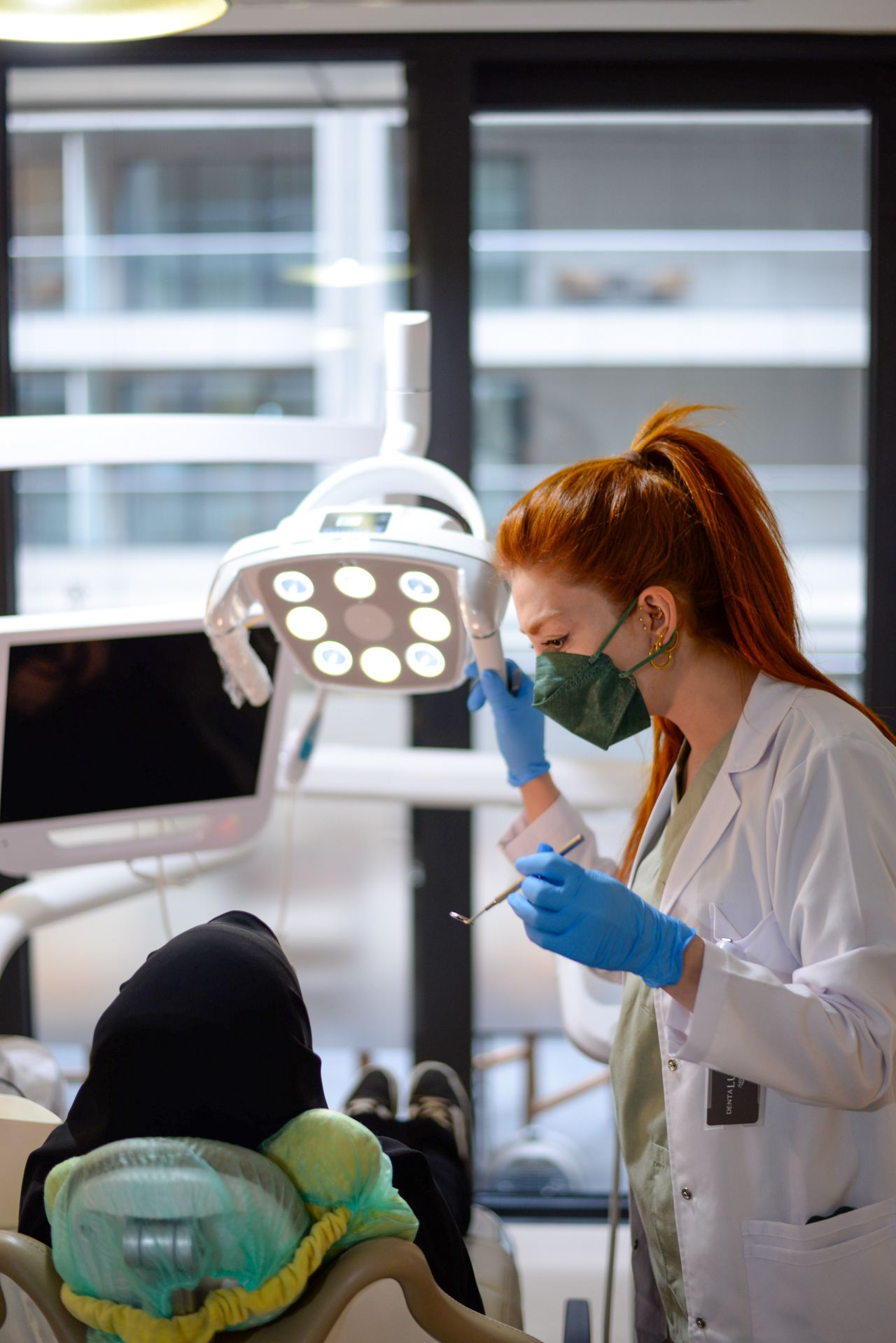 Dentista atendiendo paciente en consultorio
